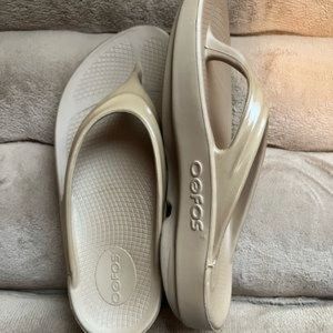 OOFOS tan flip-flops recovery sandals. Barely worn. Great condition. Size 8